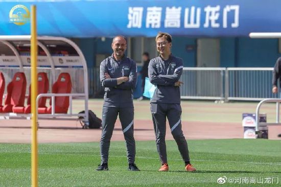 为啥，因为杨若晴手里已把玩着一两银子。